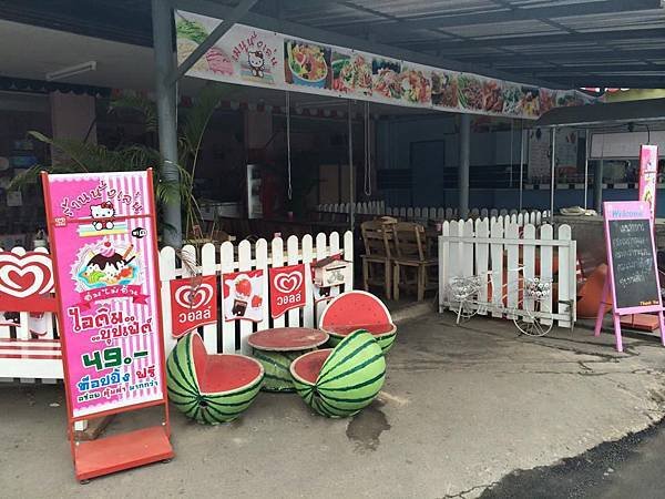 壁kanchanaburi巴士站旁的泰式哈哈kitty餐廳