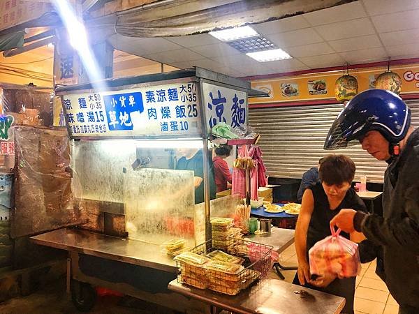 強尼先生愛美食-新北。好食記 | 三重區-天台小貨車草地涼麵-深夜食堂-宵夜-台北橋捷運站！