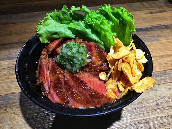 強尼先生愛美食&amp;外食大冒險-GYUU NIKU ステーキ專門店- 牛排丼 / 火山月見丼 / 鹽蔥牛舌丼-永春站捷運站！