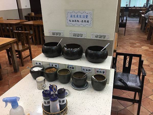 強尼先生愛美食-新竹。好食記 | 竹北區-十一街-麵食 / 滷味 / 葫瓜水餃 / 三口雞汁意麵 / 鮭魚雞粒炒飯 / 燻雞腿捲餅 / 蟹黃豆腐堡！