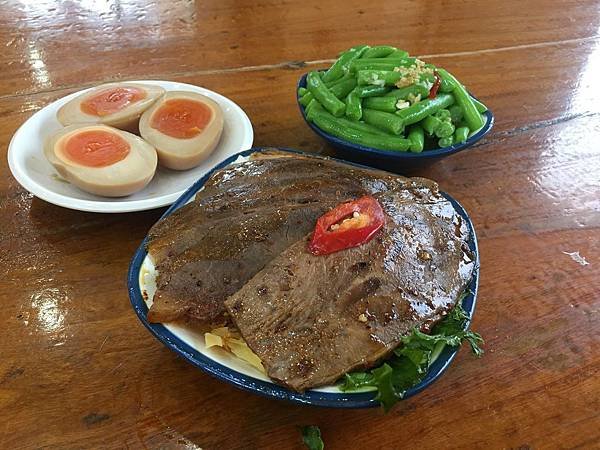 強尼先生愛美食-新竹。好食記 | 竹北區-十一街-麵食 / 滷味 / 葫瓜水餃 / 三口雞汁意麵 / 鮭魚雞粒炒飯 / 燻雞腿捲餅 / 蟹黃豆腐堡！