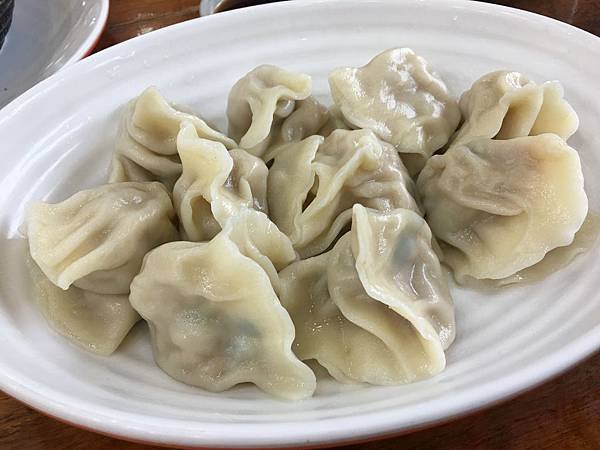 強尼先生愛美食-新竹。好食記 | 竹北區-十一街-麵食 / 滷味 / 葫瓜水餃 / 三口雞汁意麵 / 鮭魚雞粒炒飯 / 燻雞腿捲餅 / 蟹黃豆腐堡！