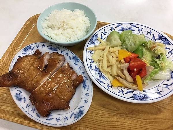 強尼先生愛美食-台北。好食記 | 大同區-雙連魯肉飯 / 雞肉便當 / 烤雞腿便當 / 鱈魚便當 / 蛤仔排骨湯！