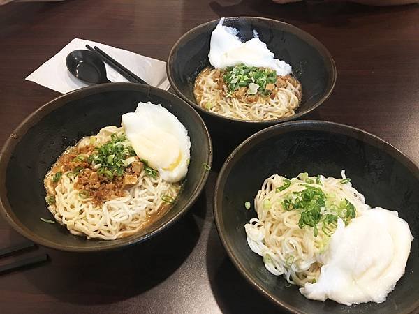 強尼先生愛美食-新北。好食記 | 三重區-睿盛香麵村-乾拌麵 / 雙醬麵 / 炸醬麵 / 麻醬麵 / 福州麵 / 餛飩麵 / 滷味小菜-自強路美食！