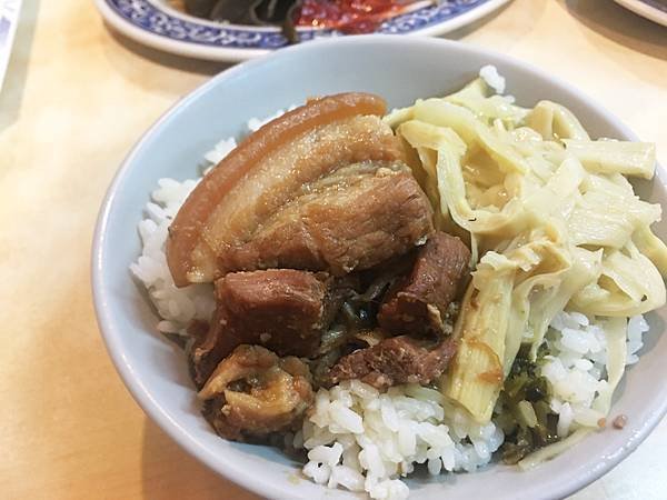 強尼先生愛美食-台北。好食記 | 大同區-施家鮮肉湯圓-焢肉飯 / 餛飩麵 / 香菇雞湯 / 小菜-延三夜市-大橋頭捷運站-2019 米其林必比登！