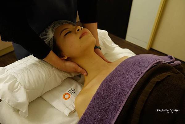 the_pure_spa_stone_massage_shoulder.jpg