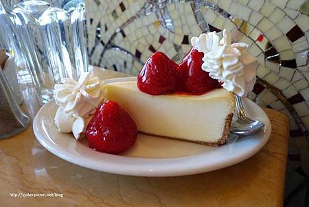 The_Cheese_Factory_strawberry_cheesecake