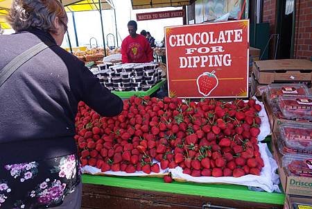 the_fishman_wharf_fruit_stand_strawberry_dipping