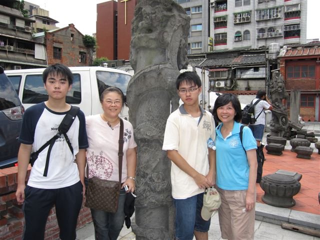 萬華史蹟巡禮第三次合影(2011.7.16)IMG_3148.JPG