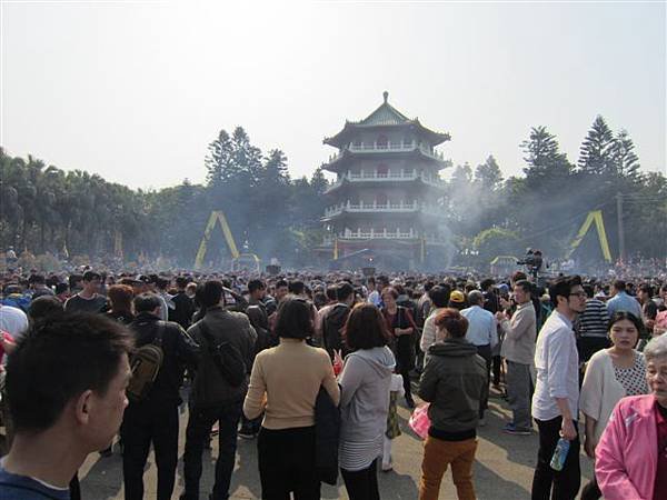 葉春日公祖塔前清明祭祖人潮(2014.4.5)IMG_1728