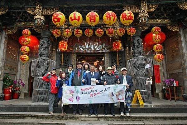 青山宮與部長合影.jpg