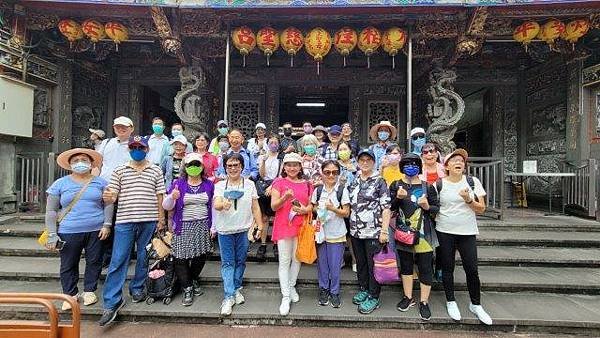 葉老師導覽合照 (2).jpg