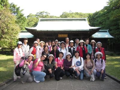 士林社大在桃園神社合照(2010.11.11)IMG_1118.JPG