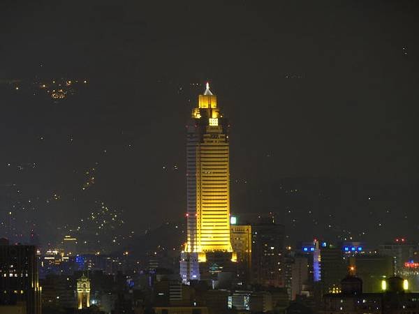 曉山青夜景 - 遠眺新光三越