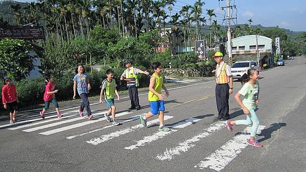 提醒學童過馬路要走斑馬線9