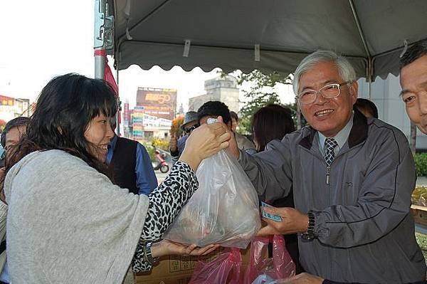 縣長李進勇、充當一日店長