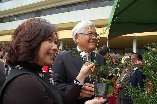 縣長李進勇贈送樹苗給民眾