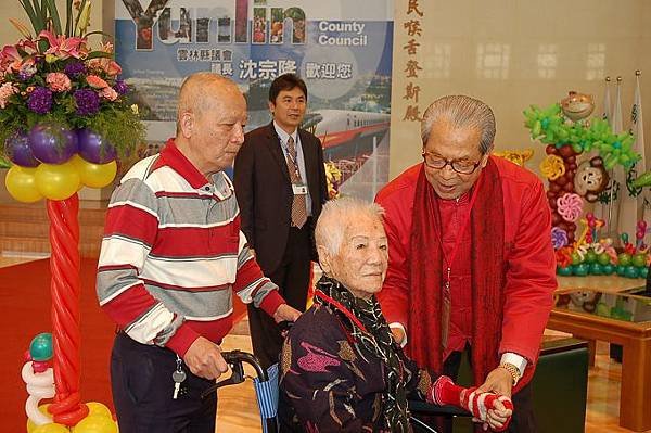 陳梅香95歲與前議長歐明憲.JPG