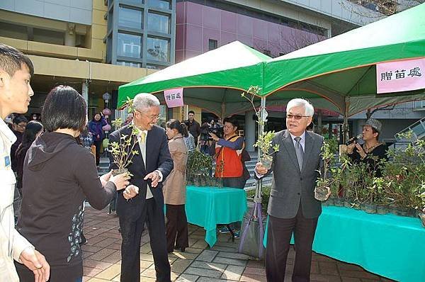 李進勇贈送樹苗給民眾.JPG