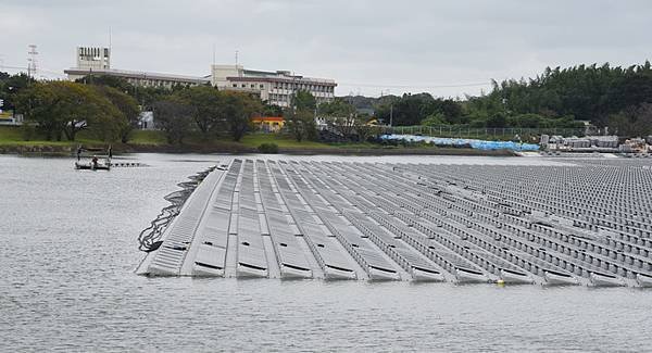 日本千葉縣山倉水庫浮動式太陽能發電設置情形.JPG