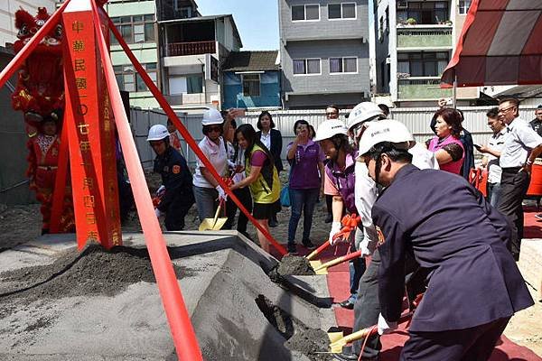 縣長李進勇、警察局長黃勢清、重建持鏟動土.jpg