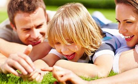 child_playing_with_parents