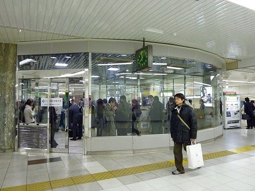 日本。東京車站的環形吸菸室