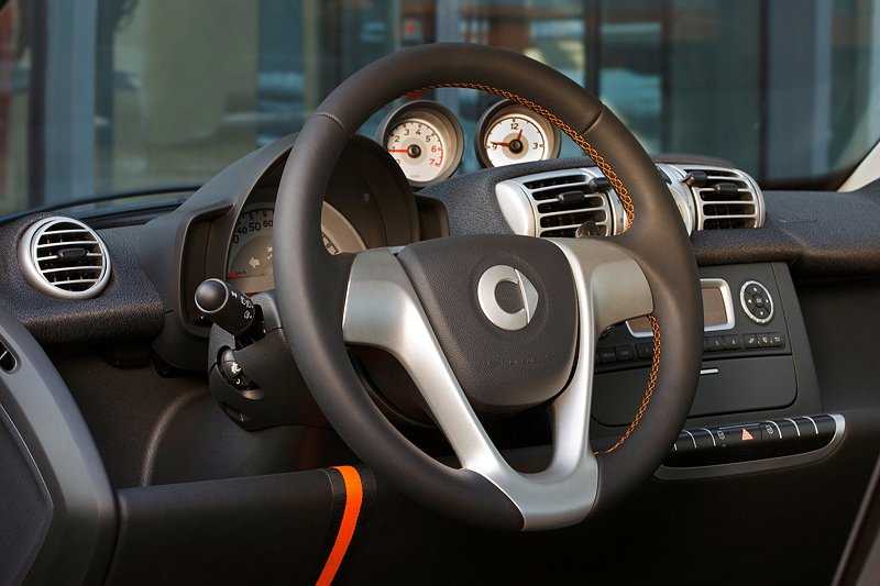 smart fortwo night orange內裝大膽的橘、黑對比配色，呈現全新視覺感受.jpg