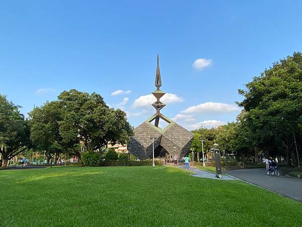 這個是叫紀念鐘嗎？就公園中蠻突兀的一個造景