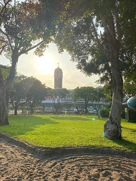 走到228公園後面有一大區小朋友的遊樂區，還可以看得到總統府。