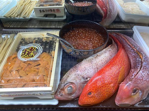 還有這些鮭魚卵、海膽、新鮮魚肉，歐歐歐~~自己打網誌打到肚子餓啦！