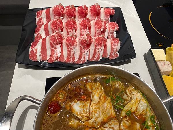 牛肉配麻辣鍋很適合。信義區涮涮鍋 @沐樺頂級肉品火鍋超市