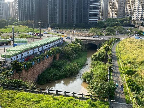 &lt;淡水古蹟系列&gt;公司田溪橋遺蹟，輕軌在淡水行政中心站下車，溪旁有公司田溪橋步道