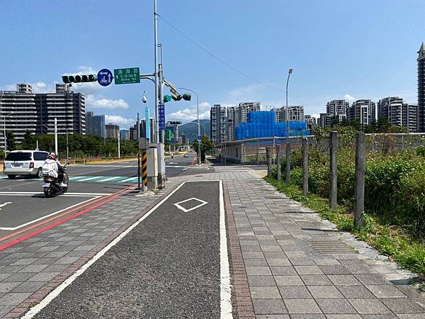 出來台北海洋大學站後往右邊走，到濱海路右轉。