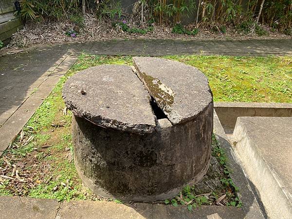 不過井口都已經封起來囉│淡水輕軌景點推薦