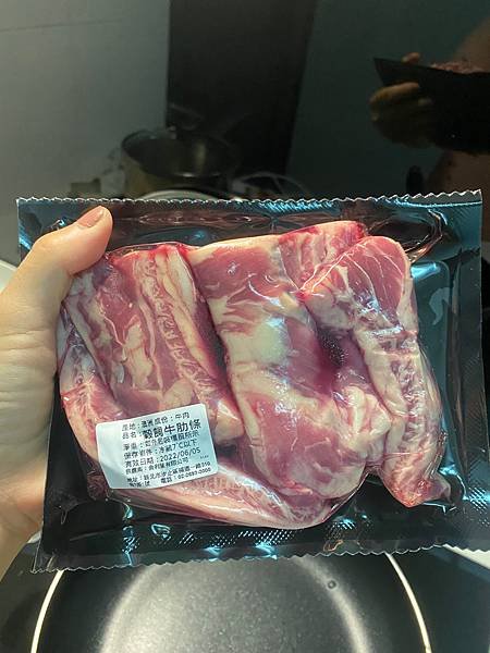 全聯買的牛肋條，適合放在羅宋湯內│初學者美食│黃小腹雜記