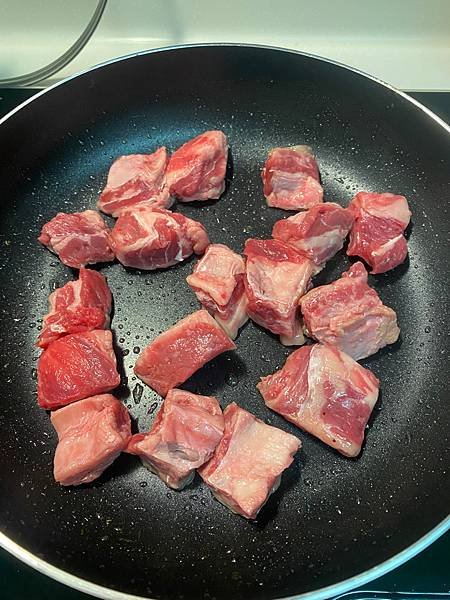 中式牛肉羅宋湯，用牛肋排來配料│美食部落客│黃小腹雜記