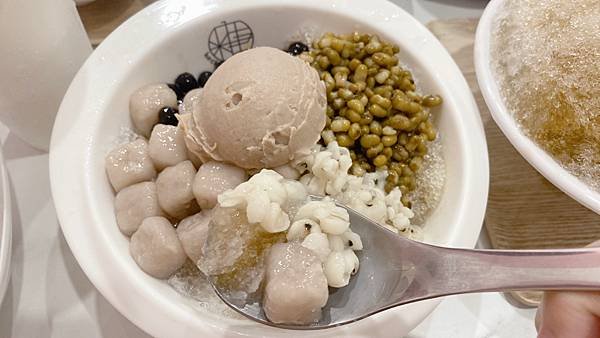 公館剉冰，粉圓感覺是甘蔗糖煮過的，QQ甜甜很有嚼勁，這口感我愛。
