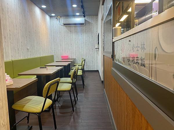 大坪林烤肉內用區的座位│老士林烤肉飯新店中正路分店