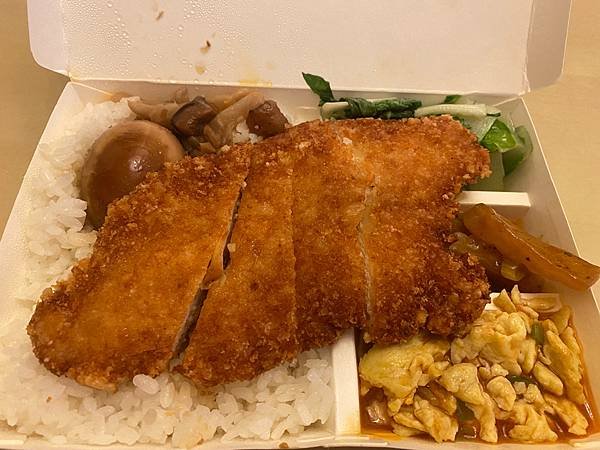 淡金路美食《淡金32食堂》菜單的雞排