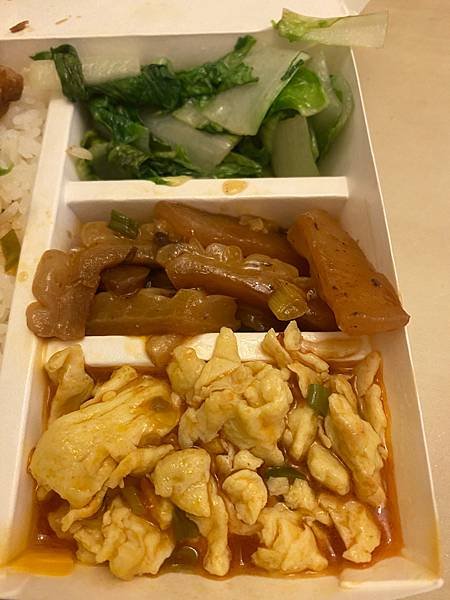 雞排飯的配菜，主菜配菜都好吃