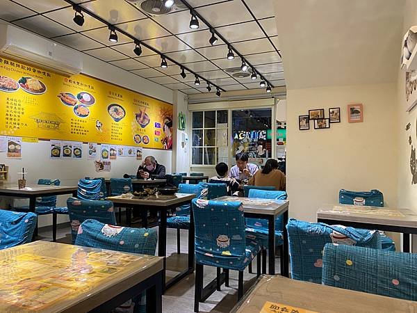 店內位置其實蠻多的，也蠻受附近民眾歡迎│新店大坪林美食│新北貓餐廳