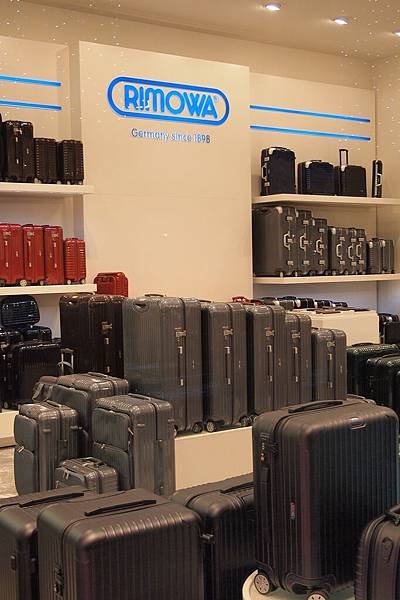 20121215-028. RIMOWA