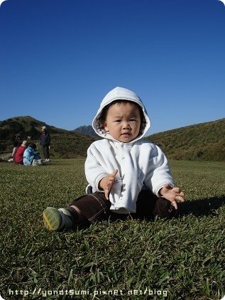 草地很軟,有正面臉摔倒也笑著爬起來