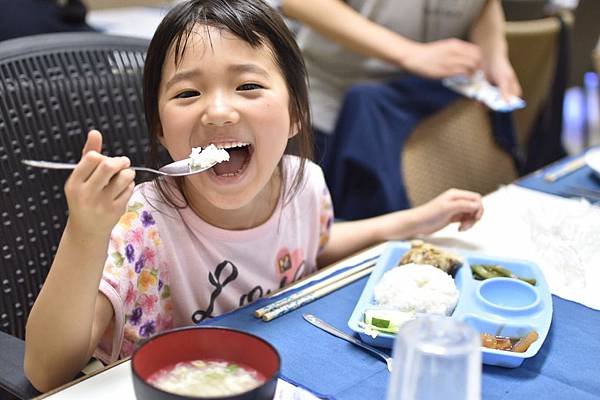 小孩吃飯卡哇伊.jpg