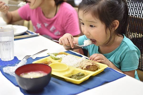 小孩吃飯卡哇伊2.jpg