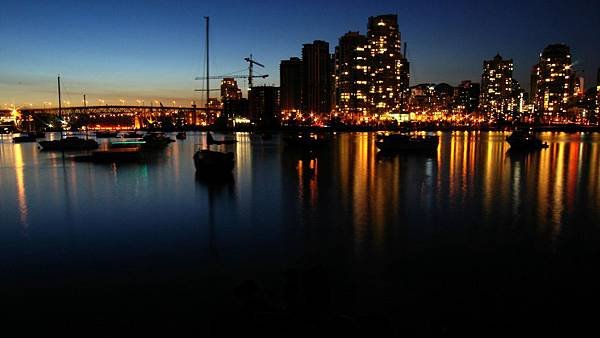 00251_vancouveratnight_2560x1600