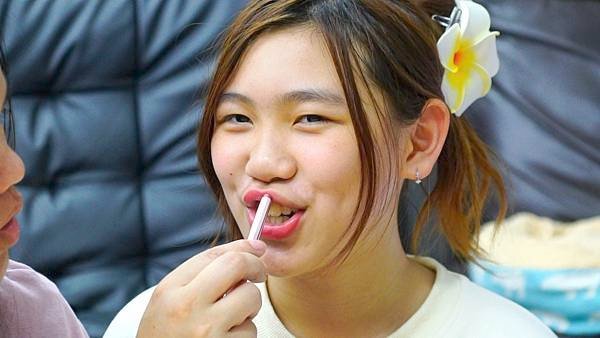 安娜正在塗唇膏
