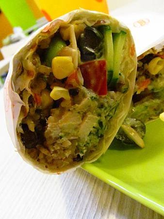裡面有頗多蔬菜、還有紅豆飯