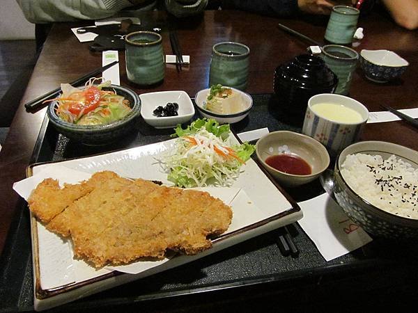 炸豬排定食(200NTD.)